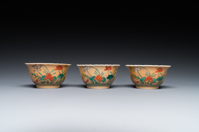 Trois tasses et soucoupes en porcelaine de Chine famille verte sur fond caf&eacute; au lait de style Kangxi, marque au lapin, 19&egrave;me