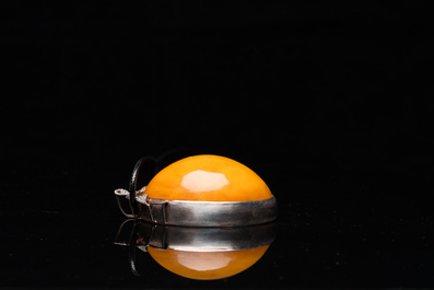 Pendentif en ambre et argent, Chine, 20&egrave;me