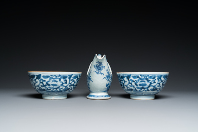 Een diverse collectie Chinees blauw-wit en famille rose porselein, Kangxi/Qianlong