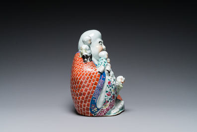Sculpture de Bouddha en porcelaine de Chine famille rose, marque de Zhu Mao Ji Zao 朱茂記造, R&eacute;publique