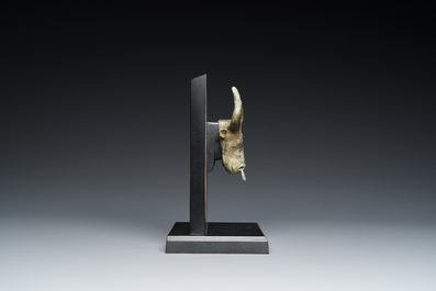 Een Chinees bronzen ornament in de vorm van een stierenkop, Periode der Strijdende Staten