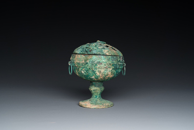 Een Chinese bronzen 'xianglu' wierookbrander met opengewerkt deksel, Westelijke Han