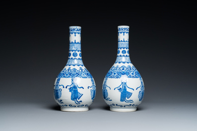 Een paar Chinese blauw-witte flesvormige vazen, 19e eeuw