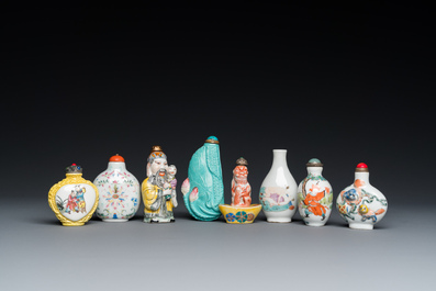Acht diverse Chinese famille rose snuifflessen, 19/20e eeuw