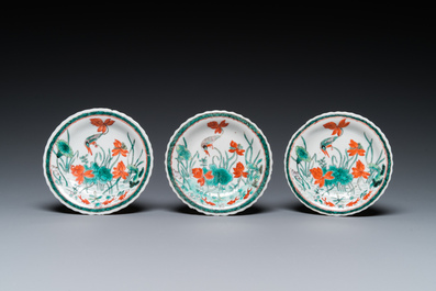 Trois tasses et soucoupes en porcelaine de Chine famille verte sur fond caf&eacute; au lait de style Kangxi, marque au lapin, 19&egrave;me