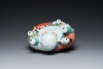 Sculpture de Bouddha en porcelaine de Chine famille rose, marque de Zhu Mao Ji Zao 朱茂記造, R&eacute;publique