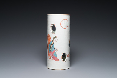 A Chinese famille rose 'Wu Shuang Pu' hat stand, 19th C.