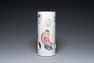 A Chinese famille rose 'Wu Shuang Pu' hat stand, 19th C.