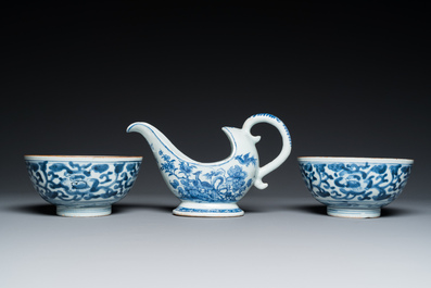 Een diverse collectie Chinees blauw-wit en famille rose porselein, Kangxi/Qianlong