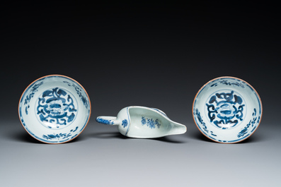 Een diverse collectie Chinees blauw-wit en famille rose porselein, Kangxi/Qianlong