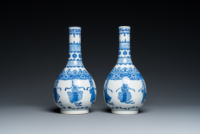 Een paar Chinese blauw-witte flesvormige vazen, 19e eeuw