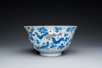 Een Chinese blauw-witte en koperrode kom met karpers, Kangxi