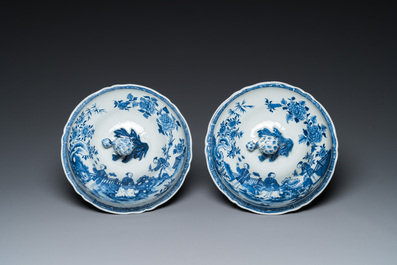 Paire de terrines couvertes en porcelaine de Chine en bleu et blanc, Qianlong