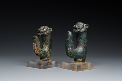 Paire d'ornements romains en forme de t&ecirc;te de panth&egrave;re et crochets en forme de doigt en bronze, ca. 2&egrave;me