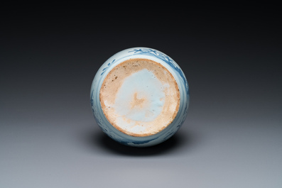 Deux vases et un saladier en fa&iuml;ence de Delft en bleu et blanc &agrave; d&eacute;cor chinois, 17/18&egrave;me