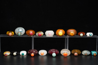 19 Chinese glass snuff bottles, 19/20th C.