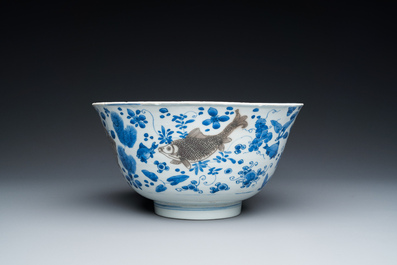 Een Chinese blauw-witte en koperrode kom met karpers, Kangxi