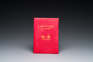 Een grote Chinese famille rose figuur van Guandi, gesign. Zeng Shandong 曾山東, gedat. 1984