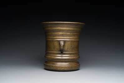 Een grote bronzen vijzel met stamper, wellicht Frankrijk, 16/17e eeuw