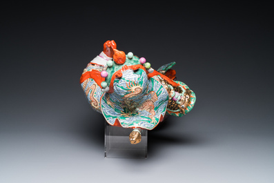 Een grote Chinese famille rose figuur van Guandi, gesign. Zeng Shandong 曾山東, gedat. 1984