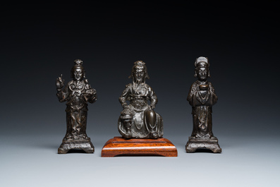 Drie Chinese bronzen figuren van Guanyu, Li Jing en een ambtenaar, Ming
