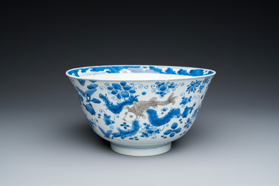 Een Chinese blauw-witte en koperrode kom met karpers, Kangxi