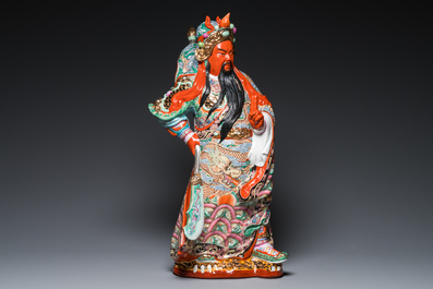 Een grote Chinese famille rose figuur van Guandi, gesign. Zeng Shandong 曾山東, gedat. 1984