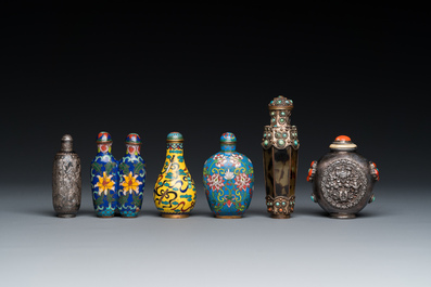 Zes Chinese snuifflessen in zilver en cloisonn&eacute;, 19/20e eeuw