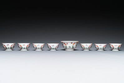 Een Chinees 20-delig famille rose theeservies met floraal decor, Qianlong