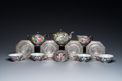 Service &agrave; th&eacute; de huit pi&egrave;ces en porcelaine de Chine famille rose &agrave; d&eacute;cor millefleurs &agrave; monture en argent, marque de Qianlong, 20&egrave;me