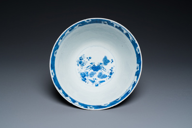 Een Chinese blauw-witte en koperrode kom met karpers, Kangxi