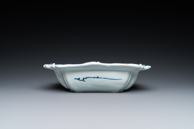 Deux vases et un saladier en fa&iuml;ence de Delft en bleu et blanc &agrave; d&eacute;cor chinois, 17/18&egrave;me
