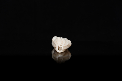 Een Chinese witte jade sculptuur van een 'Boeddha hand' met aapjes, Qing