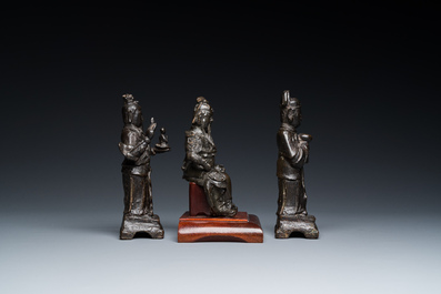 Drie Chinese bronzen figuren van Guanyu, Li Jing en een ambtenaar, Ming