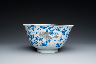 Een Chinese blauw-witte en koperrode kom met karpers, Kangxi