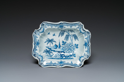 Deux vases et un saladier en fa&iuml;ence de Delft en bleu et blanc &agrave; d&eacute;cor chinois, 17/18&egrave;me