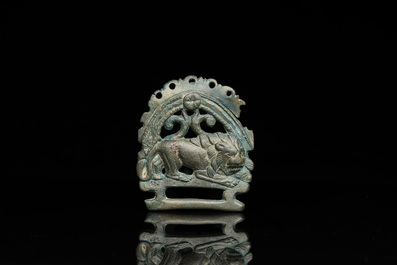Un mod&egrave;le d'une panth&egrave;re en bronze romain et une plaque de ceinture avec un lion, ca. 2&egrave;me