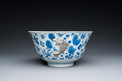 Een Chinese blauw-witte en koperrode kom met karpers, Kangxi