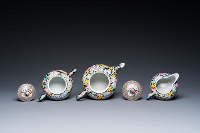 Service &agrave; th&eacute; de huit pi&egrave;ces en porcelaine de Chine famille rose &agrave; d&eacute;cor millefleurs &agrave; monture en argent, marque de Qianlong, 20&egrave;me
