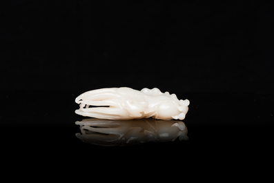 Een Chinese witte jade sculptuur van een 'Boeddha hand' met aapjes, Qing