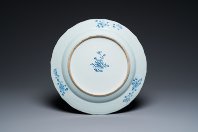 Drie Chinese blauw-witte 'Xi Xiang Ji' schotels, Qianlong