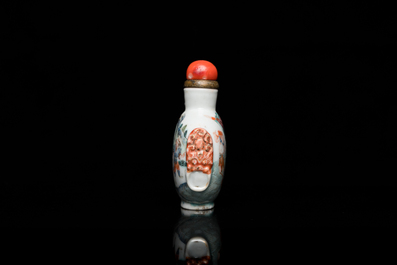 Een Chinese famille rose snuiffles, Qianlong merk, 19e eeuw