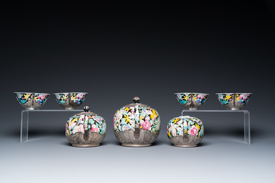 Service &agrave; th&eacute; de huit pi&egrave;ces en porcelaine de Chine famille rose &agrave; d&eacute;cor millefleurs &agrave; monture en argent, marque de Qianlong, 20&egrave;me