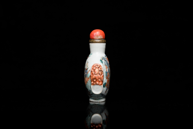 Een Chinese famille rose snuiffles, Qianlong merk, 19e eeuw