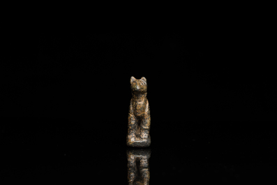 Un mod&egrave;le d'une panth&egrave;re en bronze romain et une plaque de ceinture avec un lion, ca. 2&egrave;me