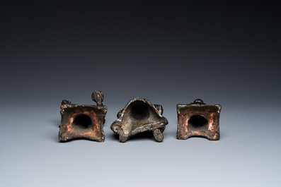 Drie Chinese bronzen figuren van Guanyu, Li Jing en een ambtenaar, Ming