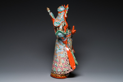 Een grote Chinese famille rose figuur van Guandi, gesign. Zeng Shandong 曾山東, gedat. 1984