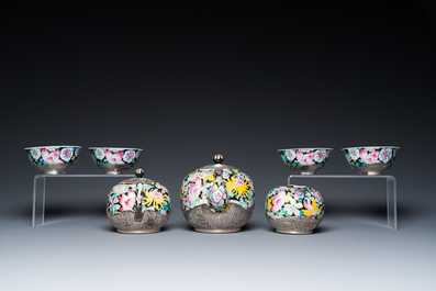 Service &agrave; th&eacute; de huit pi&egrave;ces en porcelaine de Chine famille rose &agrave; d&eacute;cor millefleurs &agrave; monture en argent, marque de Qianlong, 20&egrave;me
