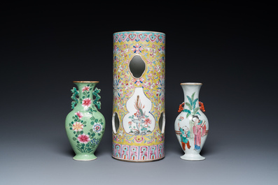 Een opengewerkte Chinese famille rose hoedensteun en twee wandvaasjes, 19/20e eeuw