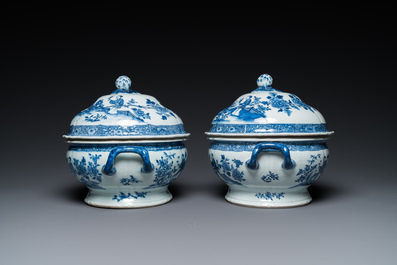 Paire de terrines couvertes en porcelaine de Chine en bleu et blanc, Qianlong